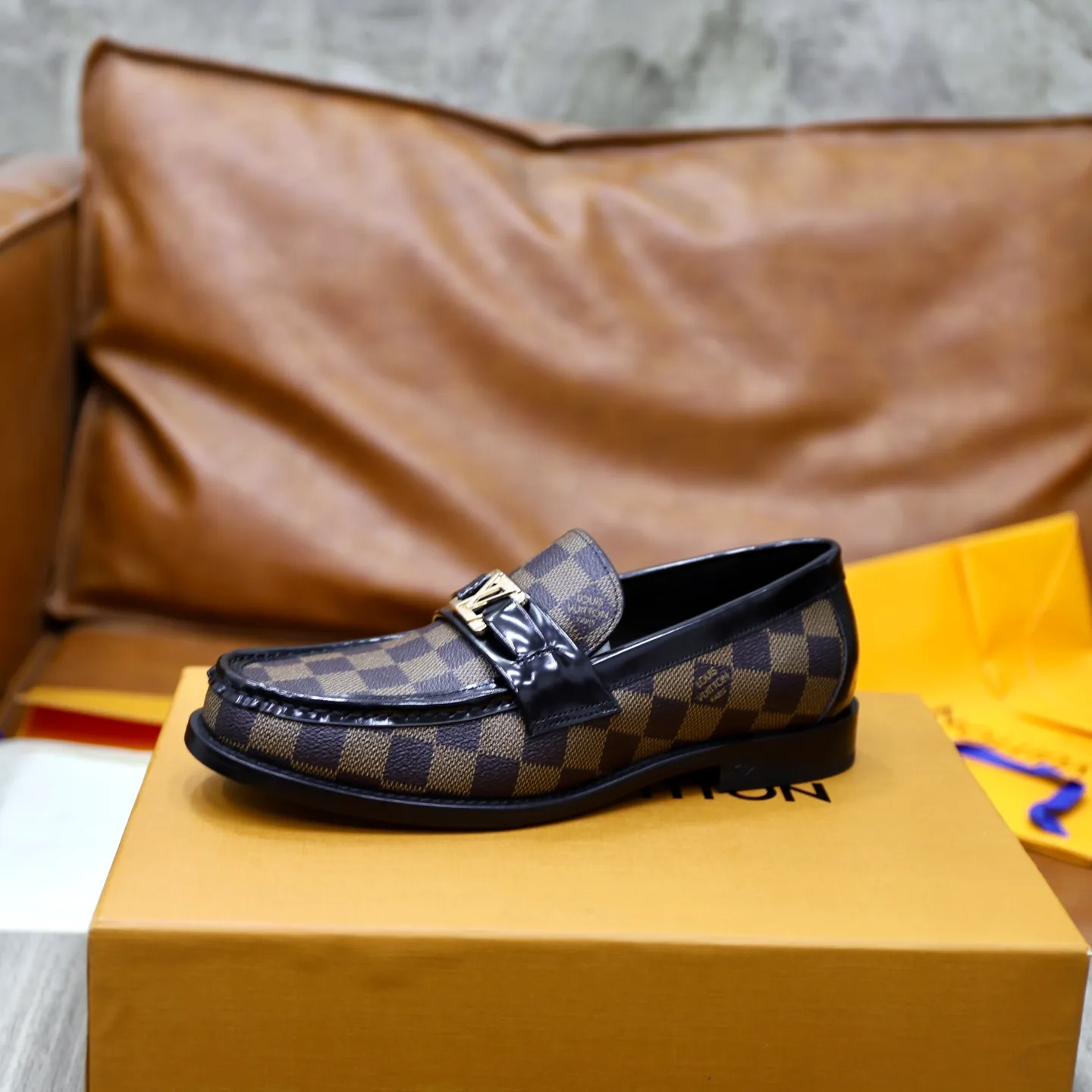 Men's shoes 💰: 💰900LV Louis Vuitton slip-on loafers, top quality products produced in Dongguan, ready for sale! This LV Glove loafer is made of selected soft cowhide, with a slightly wrinkled leather surface and a very high-end texture. Each pair is unique. The leather surface is light and soft, with a fine texture and good luster. It is a classic loafer style, with exquisite handmade mark stitching on the toe, and a square toe configuration to highlight the classic style. The horizontal band has hot-printed LV three-dimensional letters, semi-solid handcrafts and a genuine leather outsole, and a rubber patch on the heel to create wear-resistant performance and comfort. One of the must-have loafers for men! Comes with full original packaging! Code number: 38-39-40-41-42-43-44 (38, 45, 46 customized) standard leather shoe code